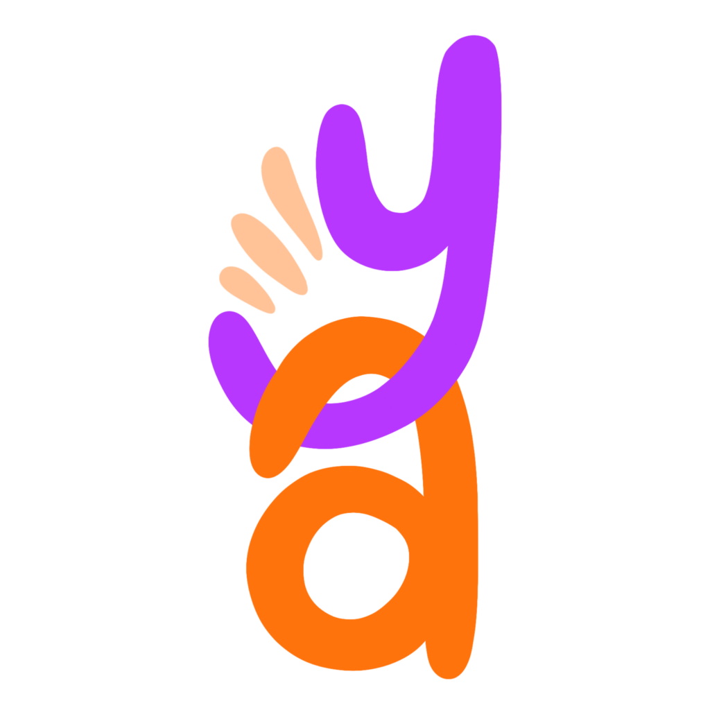 Logotype version minimaliste du podcast You All en violet et orange sur fond blanc, monogramme des intiales entrelacé avec éléments graphiques, par La Renarde Bouclée